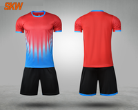 Kain Mesh Poliester 100% Ringan dan Bernapas, Cetak Digital Bergaris, Kerah Bulat, Lengan Pendek, Jersey Latihan Sepak Bola Musim Panas