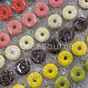 โดนัทช็อกโกแลตตกแต่งหน้าด้วยเนยสีสันสดใส ขนมหวาน ขนาด 4 นิ้ว 1 ชิ้น แบบจำลองเบเกอรี่ ตัวอย่างโชว์ สีเหลือง สีเขียว - Product Image 5