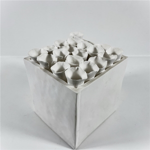 แจกันเซรามิกสีขาวทันสมัย รูปทรงกลีบดอกไม้โดดเด่น ดีไซน์ร่วมสมัยสำหรับตกแต่งบนโต๊ะ - Product Image 4