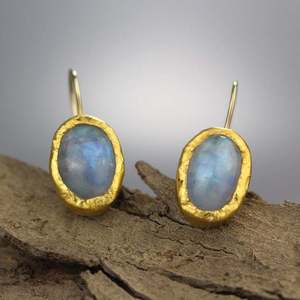 Eleganti Orecchini Pendenti con Perline Color Pietra Lunare, Tono Dorato Scintillante per Donne - Product Image 4