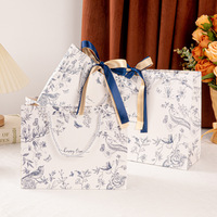 Sac cadeau en carton blanc Toile de Jouy motif floral bleu et oiseaux, avec double ruban et poignée en corde, pour occasions spéciales : mariage, anniversaire