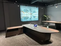 Bureau d'ordinateur de luxe en bois massif peu encombrant en forme de L avec tiroirs de rangement et bordure en PVC pour