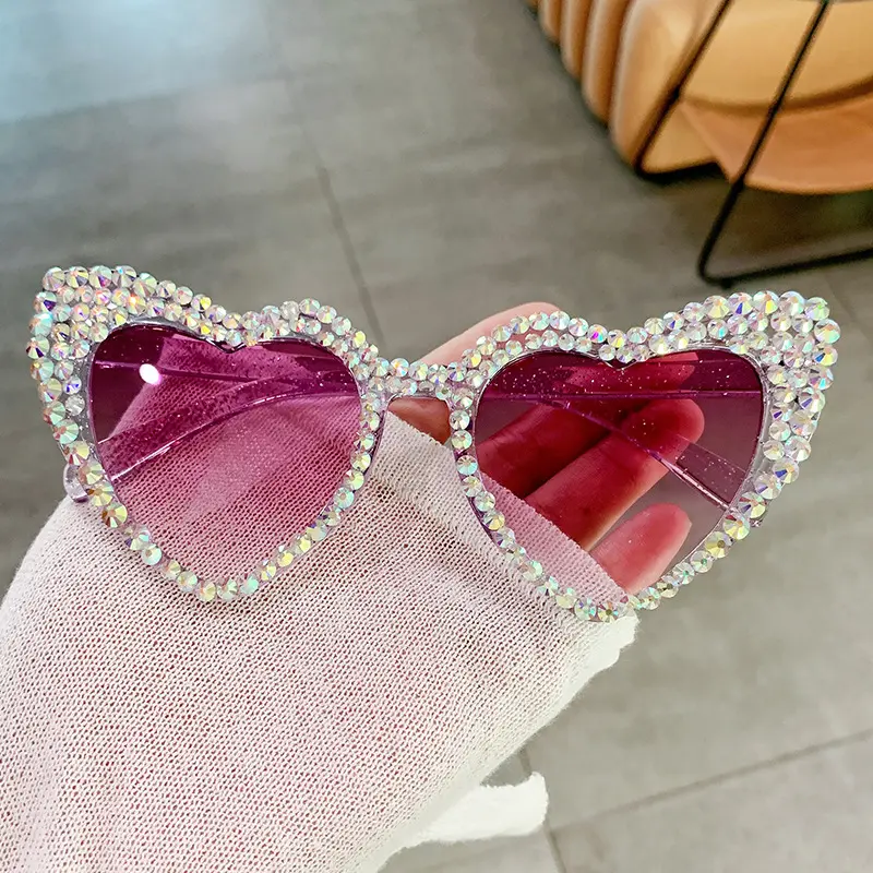 Óculos de sol vintage com armação de diamante em forma de coração e amor, óculos de sol personalizados à prova de vento, novidade de 2024