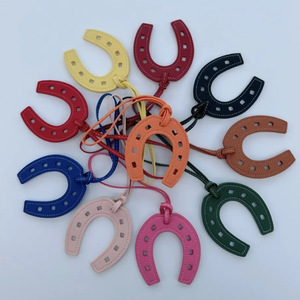 Breloque de sac tendance transfrontalière la plus vendue, pendentif de sac créatif en forme de fer à cheval, breloque poney en cuir PU double face en forme de U. - Product Image 2