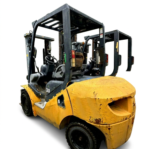 Montacargas KOMATSU 30 Usado, 90% Nuevo, Diésel, 4x4, con Mástil de Tres Etapas, Neumáticos Sólidos para Terreno Accidentado - ¡Oferta! - Product Image 1