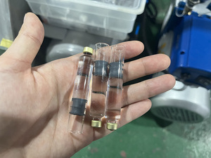 Machine de remplissage automatique de flacons en verre de 3 ml pour laboratoire, machine de remplissage et de bouchage de liquides pour petites cassettes en verre de paillasse - Product Image 6