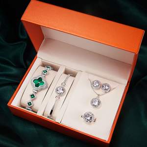 Juego de trébol de cuatro hojas explosivo, pulsera ligera de lujo con diamantes, TikTok reloj de cuarzo, reloj de joyería de cinco piezas, caja de regalo - Product Image 2