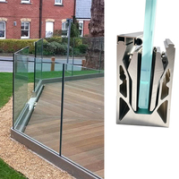 Spécialisé dans la fabrication de cannelures en aluminium, de clôtures de piscine modernes en verre, de rampes d'escalier pour hôtels et de profilés de type cannelure.