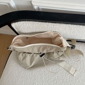 Sac en tissu nylon vert riz avec bandoulière réglable et poche zippée, sacoche bandoulière pour tenues quotidiennes, été 2024 - Product Image 4