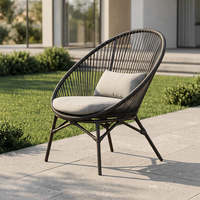 J&M T714A Modernes Rattan-Lounge-Set mit Kaffeetisch Dreiteiliges Set Metallrahmen Outdoor-Terrassen-Teetisch Zwei Einzelne Klappbare Stühle