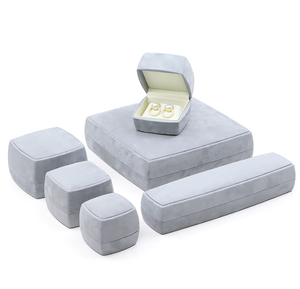Ensemble de boîtes à bijoux haut de gamme, enveloppées dans un tissu de velours fin gris clair, base rigide, type boîte carrée arrondie, plusieurs tailles, magnétique - Product Image 1