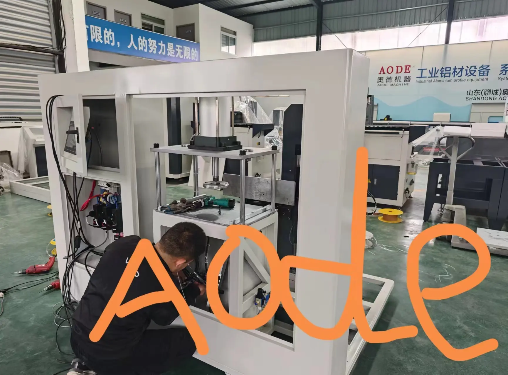 สามารถตัดโปรไฟล์ขนาดต่างๆ อัตโนมัติ เครื่องกัดปลาย CNC สําหรับโปรไฟล์อลูมิเนียม