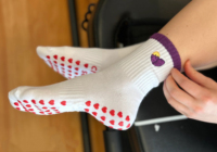 Chaussettes de yoga et de Pilates personnalisées OEM ODM, antidérapantes, avec grip, broderie mignonne, épaisses, résistantes, anti-boulochage, en coton