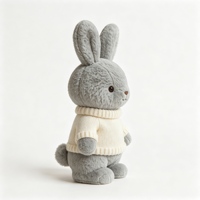 Adorable lapin en peluche gris avec un adorable pull blanc tricoté, jouet en peluche doux pour enfants