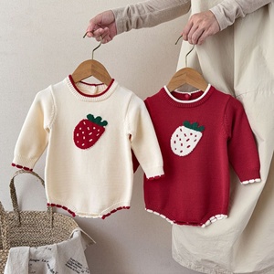 Combinaison tricotée douce à manches longues pour bébés filles, motif fraise jacquard, 100% coton biologique, printemps-automne - Product Image 1