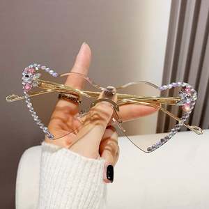 Gafas de Sol de Moda 2025, Lentes Degradadas con Pedrería de Lujo, Protección UV400, Montura sin Aro, Forma de Corazón, para Mujer - Product Image 4