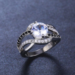 Anello da Donna F240 in Oro Bianco con Diamante Taglio Brillante Rotondo, Colore G Naturale, Pietre Laterali in Diamante Nero, Gioiello di Fidanzamento - Product Image 4