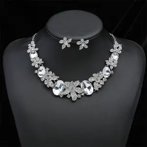 Grosir Desain Berlebihan Bunga Mewah Bentuk Berlian Imitasi Kalung Anting Wanita Set Perhiasan Zirkon