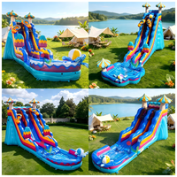 Toboggan aquatique gonflable à double piste sur le thème de la plage avec piscine à jets d'eau et tongs et ballons de plage pour location commerciale et événements