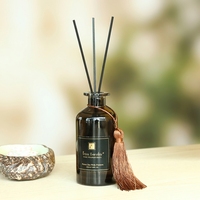 Diffuseur à bâtonnets en fibre avec emballage personnalisé de luxe, plusieurs senteurs, bouteille en verre 200 ml et décorations à pompons