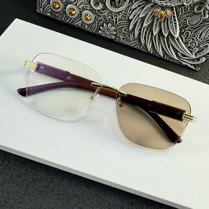 <span class=keywords><strong>Lunettes</strong></span> <span class=keywords><strong>de</strong></span> <span class=keywords><strong>soleil</strong></span> <span class=keywords><strong>photochromiques</strong></span> sans monture pour hommes et femmes avec verres gris-brun et branches dorées effet bois pour la protection solaire - Product Image 4