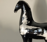 Figurine de cheval en céramique haut de gamme de luxe pour l'entrée, le salon, le meuble TV. Anniversaire artistique de style chinois