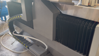 Routeur CNC 3 axes haute précision SUDA avec maintien automatique des pièces par aspiration, compatible NC Studio pour une découpe efficace de tôles d'aluminium