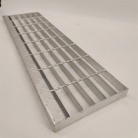 Grille en acier de style industriel, surface dentelée, traction accrue, robuste, adaptée aux besoins individuels complexes