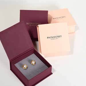 Caja de Joyería Estilo Libro de Vino Tinto con Diseño Personalizado PackSecret, Cierre Magnético con Logotipo Dorado de Alta Calidad para Pendientes y Joyas, Cajas de Regalo - Product Image 1