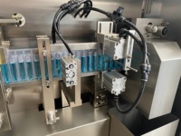Machine de remplissage et de scellage haute performance à double tête pour ampoules en plastique de 1 ml, idéale pour liquides oraux, huiles essentielles et crèmes
