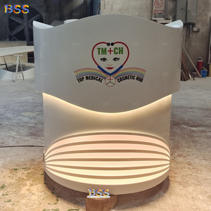 Comptoir d'accueil de bureau éclairé en acrylique, bureau d'affaires en pierre, petit bureau de réception blanc en forme d'arc pour clinique cosmétique, à vendre - Product Image 3