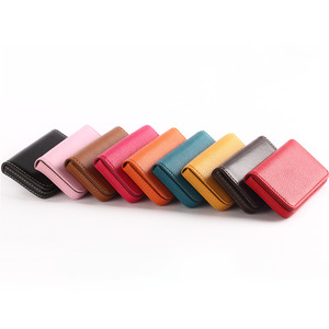 Le fabricant fournit des porte-cartes de visite en cuir, des porte-monnaie carrés multicolores, des portefeuilles minimalistes magnétiques de style coréen. - Product Image 3