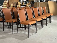 Chaise de restaurant, revêtement en cuir pleine fleur, structure en fer, chaise d'appoint commerciale de style mid-century pour café, bistrot, hôtel