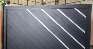 Porte battante d'allée électrique en aluminium ouverte à distance noire et grise pour le service de modélisation 3D de maison inclus - Product Image 5