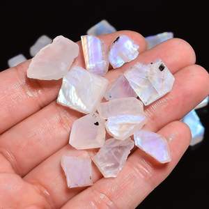 Piedra lunar arcoíris natural Gemkora, 50 quilates, cristales azules irregulares en bruto para la fabricación de joyas - Product Image 4