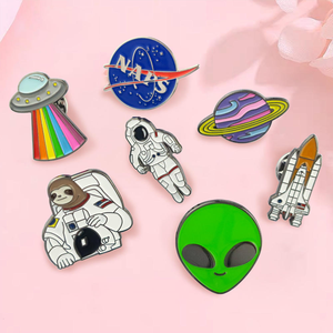 Großhandel Individuelle Lustige Anstecknadeln für Geschenke & Events Humorvolle Film- und Wissenschaftsthemen Metall-Emaille-Abzeichen, Geringe Mindestbestellmenge - Product Image 1