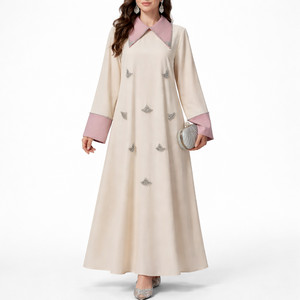 Abaya musulmane pour femmes avec col contrastant, longueur intégrale, ornée de strass, marque privée - Product Image 1