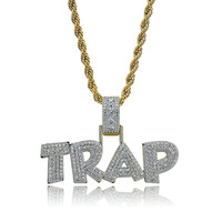 Pendentif de style hip-hop avec un style musical TRAP et de minuscules pierres de zircone incrustées