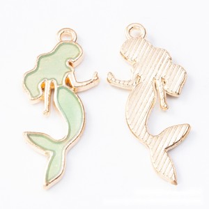 Ciondolo a forma di <span class=keywords><strong>sirena</strong></span> che nuota in lega dorata smaltata con anello singolo per decorazioni per feste a tema oceano - Product Image 5