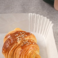 Offre Spéciale Papier de cuisson pour friteuse à air vierge carrée de 6.3 pouces avec doublure enduite jetable trouée pour l'impression et le pain