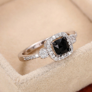 Anello Stile Reale, Gioiello da Dito alla Moda per Donne, Design Accattivante - Product Image 1