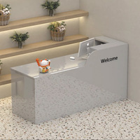 Comptoir de magasin de vêtements, salon de coiffure, magasin de proximité, boutique simple et moderne, petit bureau d'accueil, réception