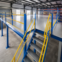 Plateformes de distribution en acier, rayonnages industriels multi-niveaux, escaliers de sécurité thermolaqués