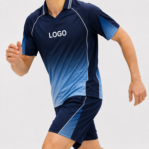T-shirt sportif à manches courtes pour homme, dégradé noir et blanc, col en V, coupe classique, séchage rapide, polyester tricoté avec logo imprimé sur le devant - Product Image 3