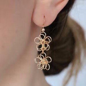 Boucles d'oreilles en fil métallique personnalisées, cadeau pour maman, boucles d'oreilles cascade dorées, bijoux, cadeau pour la fête des mères - Product Image 1