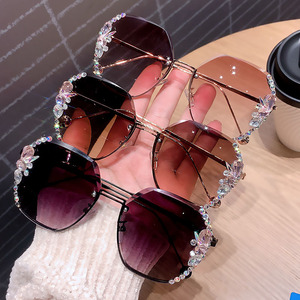Grandes <span class=keywords><strong>lunettes</strong></span> <span class=keywords><strong>de</strong></span> <span class=keywords><strong>soleil</strong></span> pour femmes, <span class=keywords><strong>lunettes</strong></span> <span class=keywords><strong>de</strong></span> <span class=keywords><strong>soleil</strong></span> <span class=keywords><strong>tendance</strong></span> pour l'extérieur, <span class=keywords><strong>lunettes</strong></span> <span class=keywords><strong>de</strong></span> <span class=keywords><strong>soleil</strong></span> carrées sans monture, <span class=keywords><strong>2023</strong></span> - Product Image 2