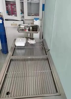 Table chirurgicale vétérinaire professionnelle en acier inoxydable avec compartiments, pour hôpital vétérinaire, avec roulettes et support IV