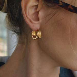Pendientes Huggie de Acero Inoxidable 18K con Diseño Geométrico Circular para Uso Diario - Product Image 3