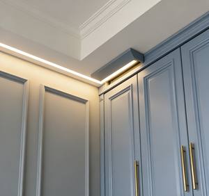 Armoire de chambre à coucher intégrée spacieuse sur mesure - Armoire à portes battantes bleues avec tiroirs, solution de rangement moderne pour l'intérieur de la maison - Product Image 6