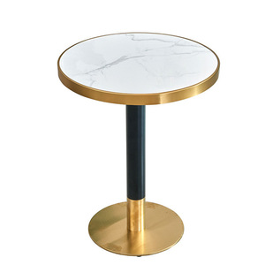 Mesa Redonda Contemporánea con Tapa de Mármol y Base Dorada para Uso en Interiores - Product Image 1